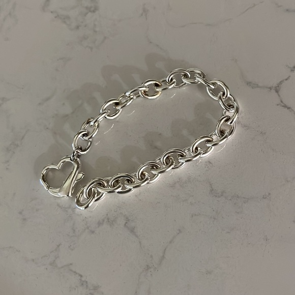 Super Cute Lightweight Bracelet With Heart Clasp - Picture 5 of 6